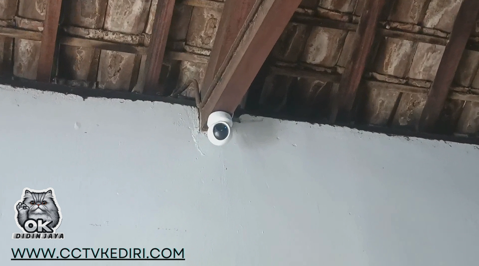 <p>Apa itu CCTV untuk rumah? CCTV untuk rumah adalah sistem kamera pengawas yang dipasang di area hunian untuk membantu memantau kondisi rumah secara langsung maupun rekaman video. kamera ini berfungsi sebagai alat keamanan yang mampu mengawas aktivitas di sekitar rumah selama 24 jam.</p>